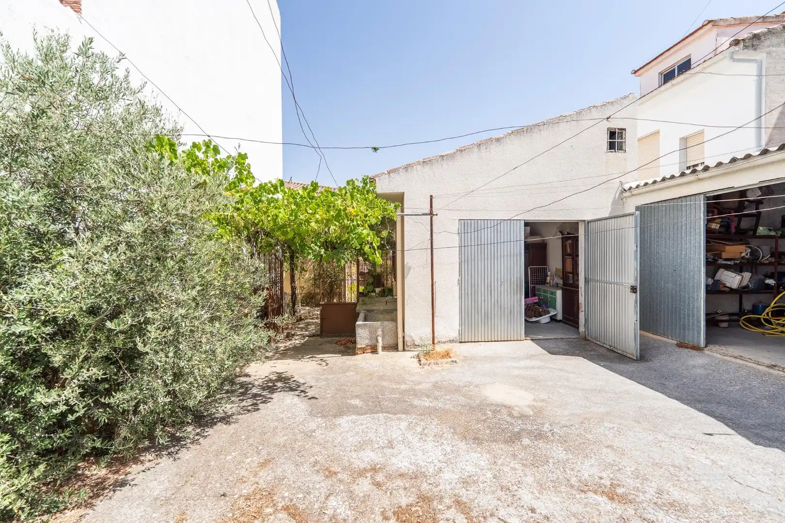 Vista exterior de Casa o xalet en venda en Yuncler amb Aire condicionat, Calefacció i Jardí privat