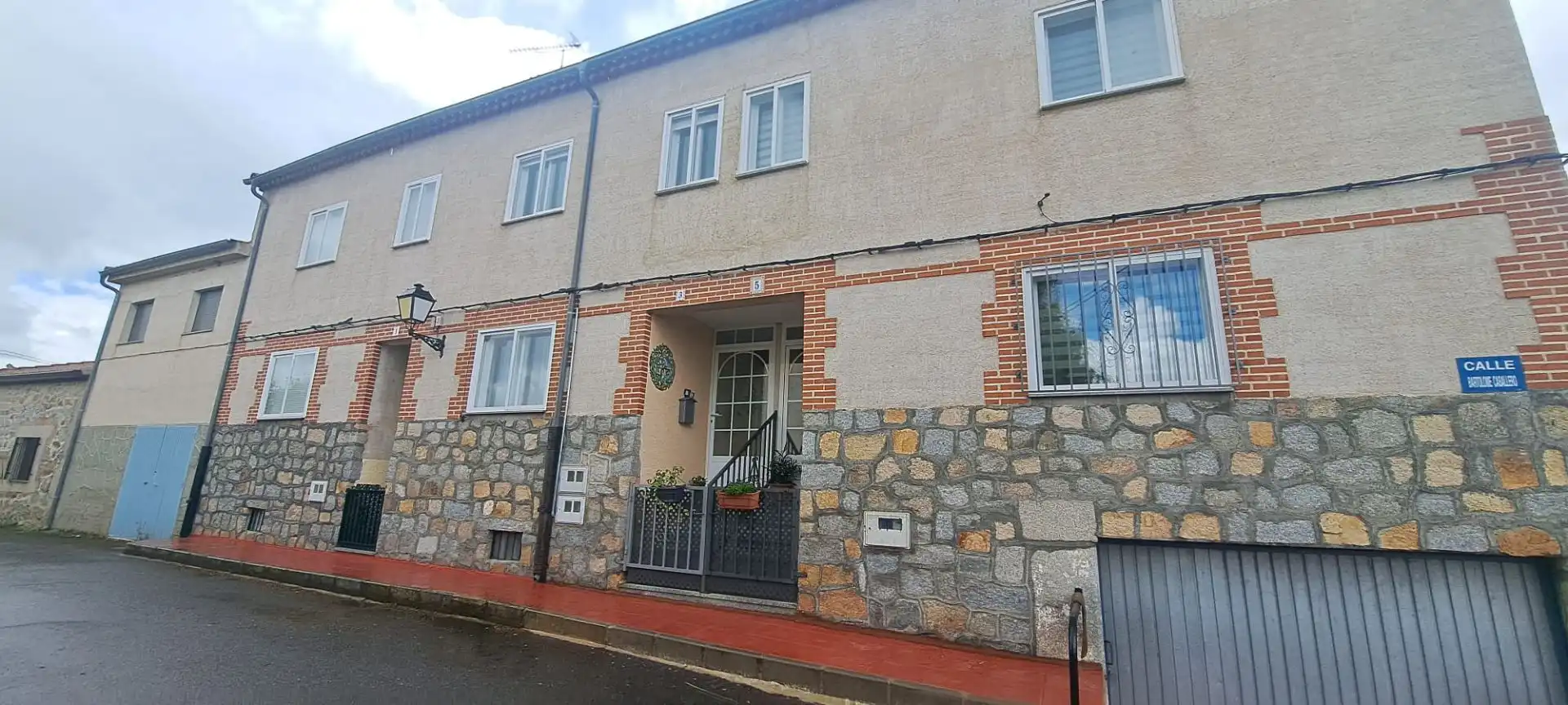 Vista exterior de Casa adosada en venta en Ávila con Calefacción y Amueblado