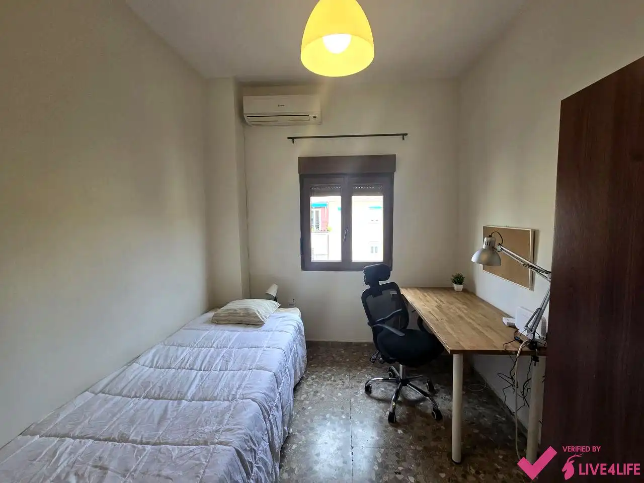 Bedroom of Flat for rent in Sevilla  with Air Conditioner, Terrace and Furnished