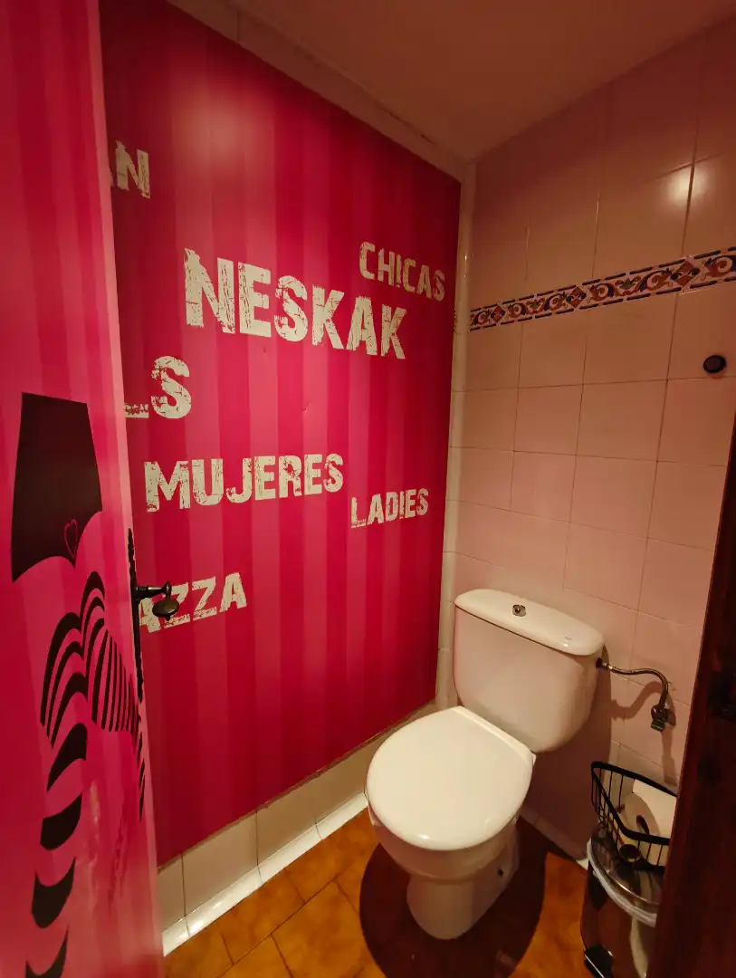 Badezimmer von Geschaftsraum zum Verkauf in Abadiño  mit Heizung und Möbliert