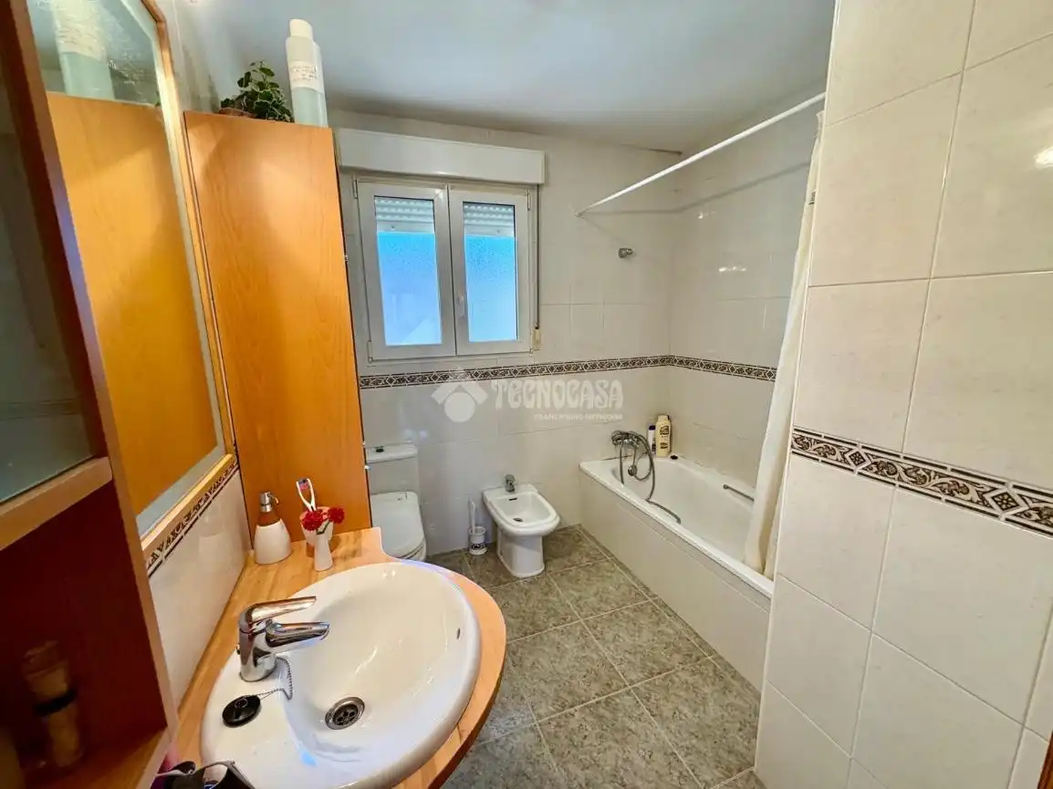 Baño de Casa adosada en venta en Fuensaldaña con Aire acondicionado y Alarma