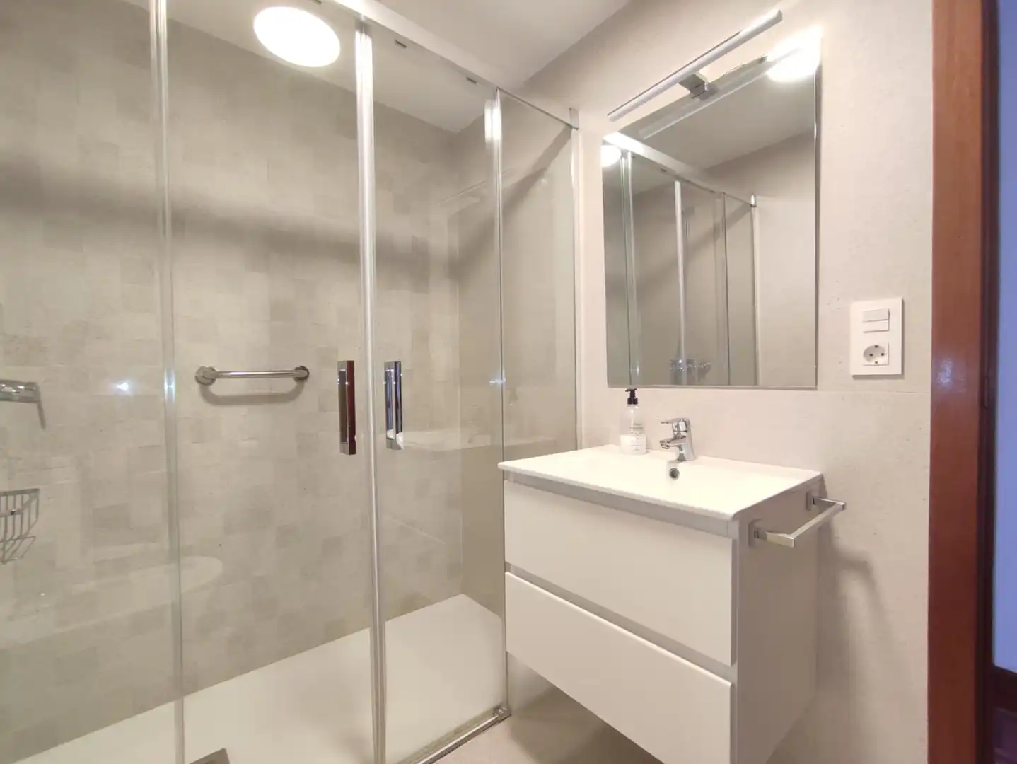 Bathroom of Flat for rent in Gijón   with Heating, Parquet flooring and Furnished