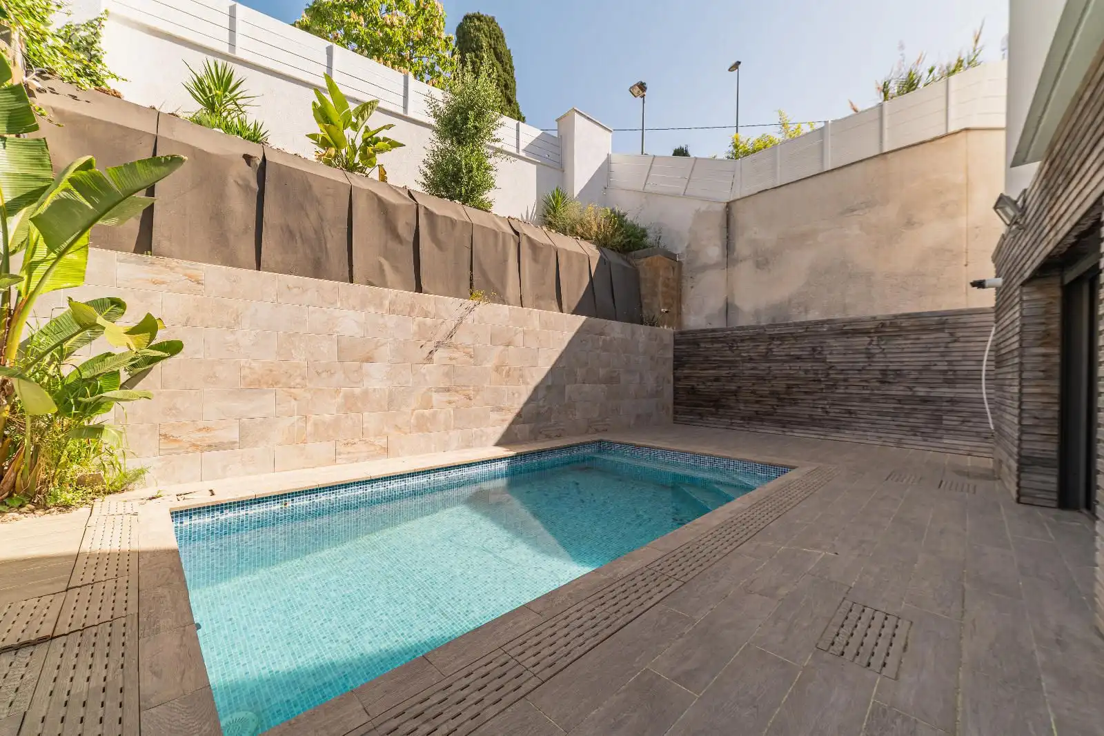 Schwimmbecken von Einfamilien-Reihenhaus zum Verkauf in Canet de Mar mit Klimaanlage, Heizung und Privatgarten