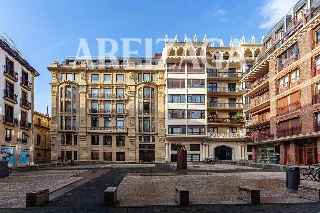 Vista exterior de Pis en venda en Donostia - San Sebastián  amb Balcó