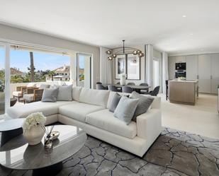 Sala d'estar de Dúplex en venda en Marbella amb Aire condicionat, Terrassa i Piscina