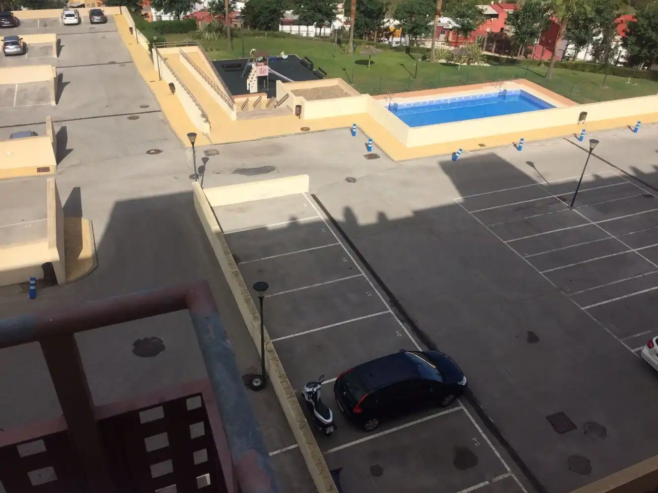 Aparcament de Dúplex de lloguer en Algeciras amb Aire condicionat, Moblat i Piscina comunitària