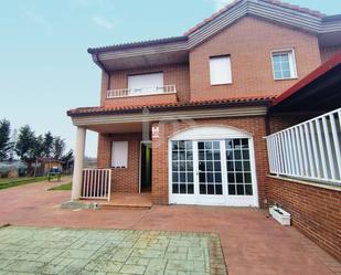 Vista exterior de Casa o xalet en venda en Onzonilla amb Calefacció i Terrassa