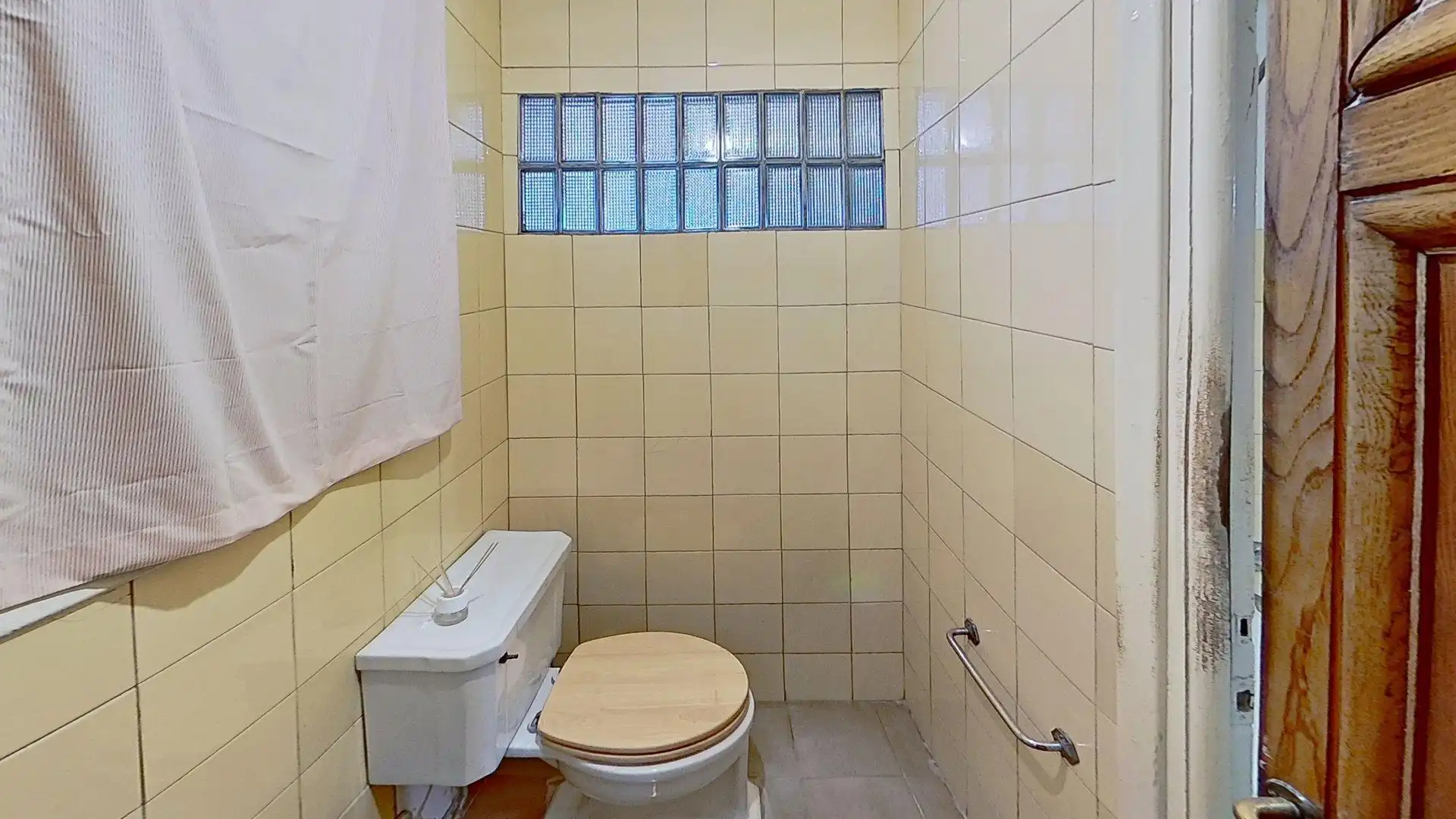 Baño de Piso en venta en Oviedo  con Calefacción