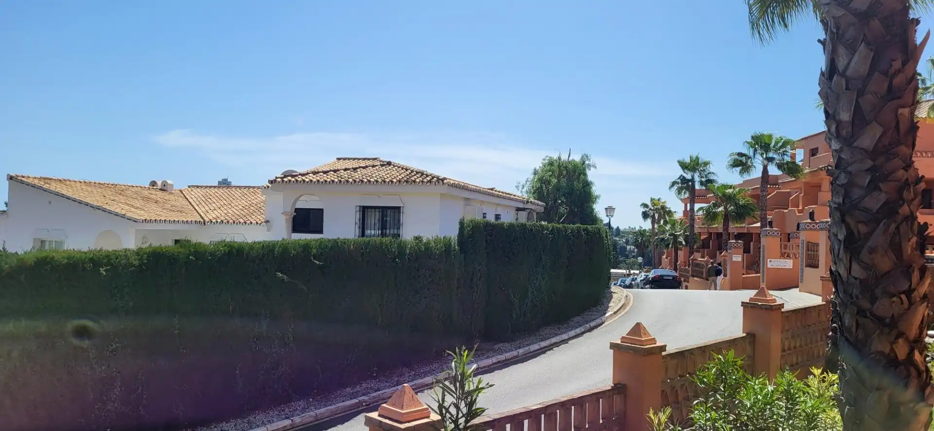 Vista exterior de Apartament en venda en Benahavís amb Aire condicionat, Calefacció i Jardí privat