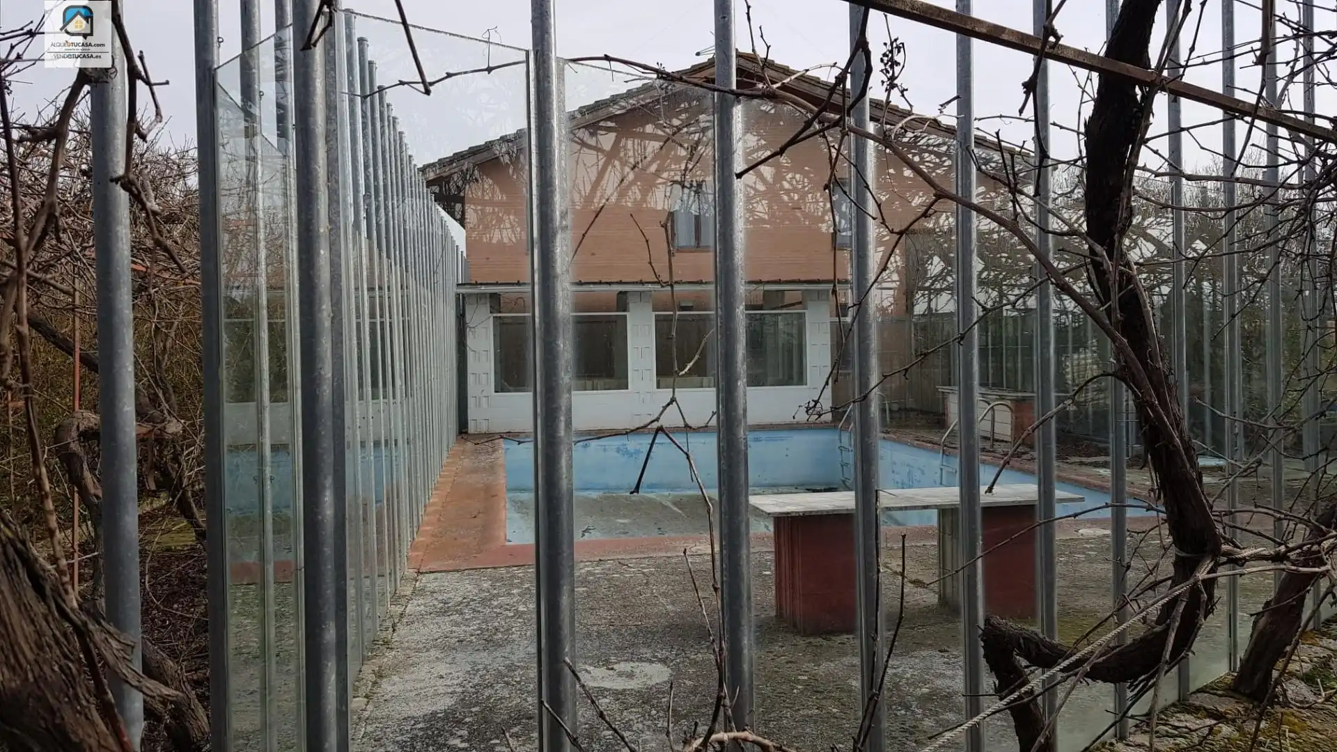 Piscina de Casa o xalet en venda en Palencia amb Jardí privat, Terrassa i Piscina