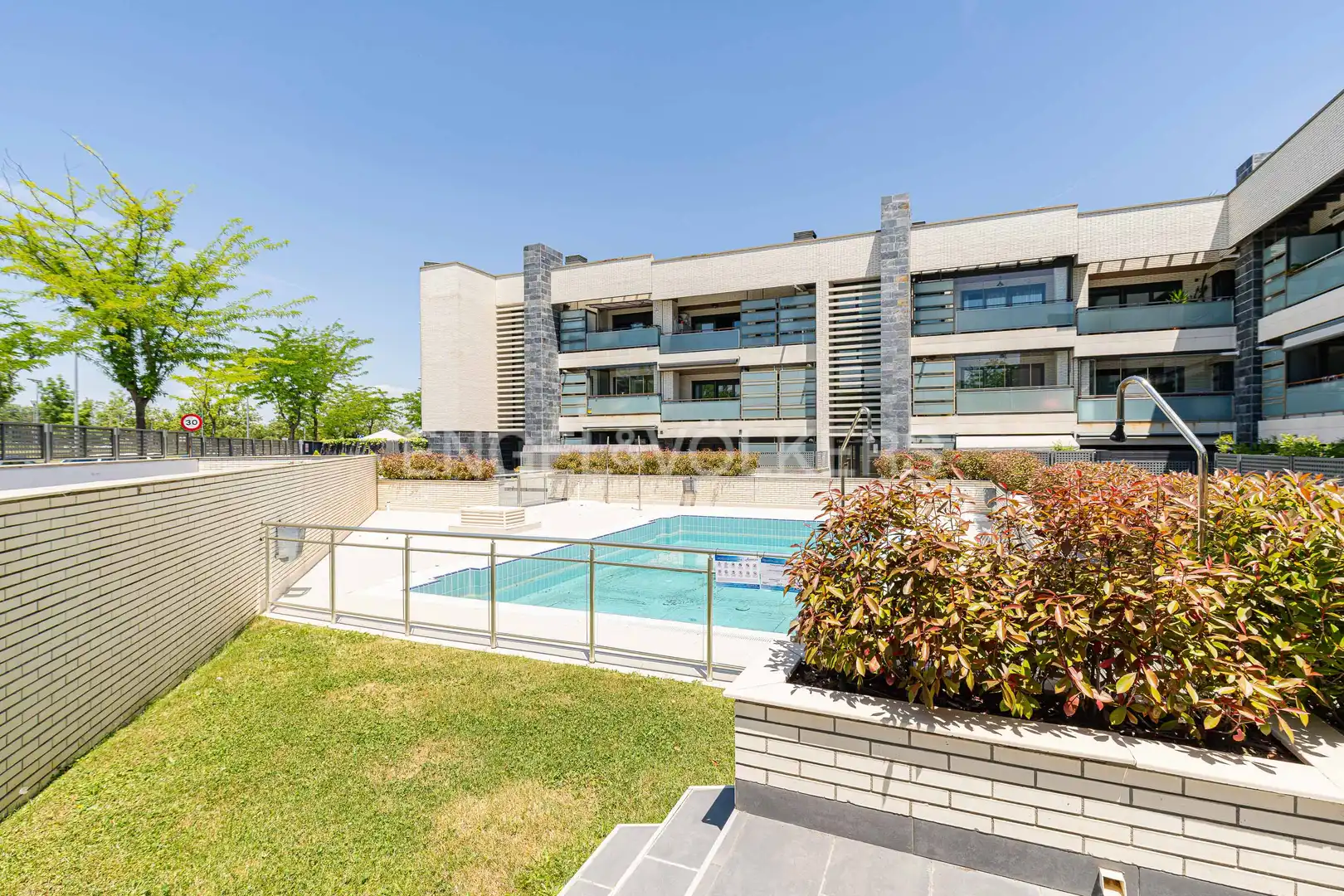 Piscina de Pis de lloguer en Las Rozas de Madrid amb Aire condicionat, Calefacció i Jardí privat
