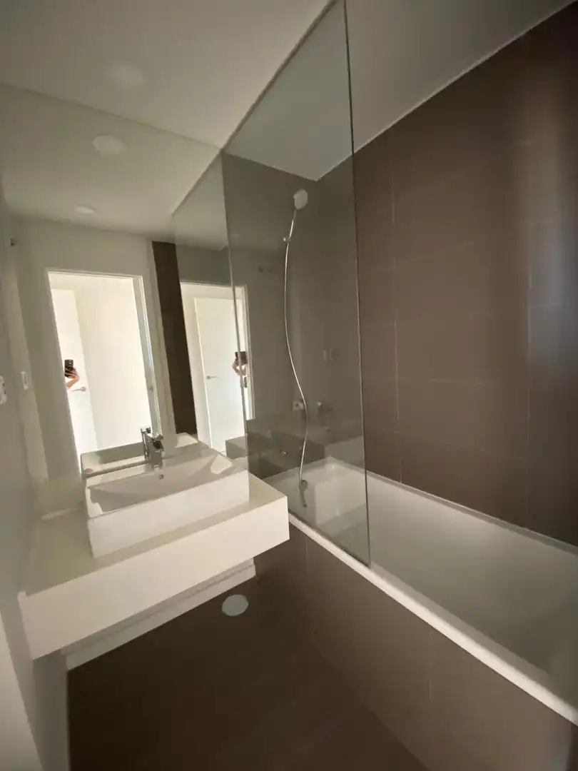 Baño de Piso de alquiler en Estepona con Aire acondicionado, Jardín privado y Trastero