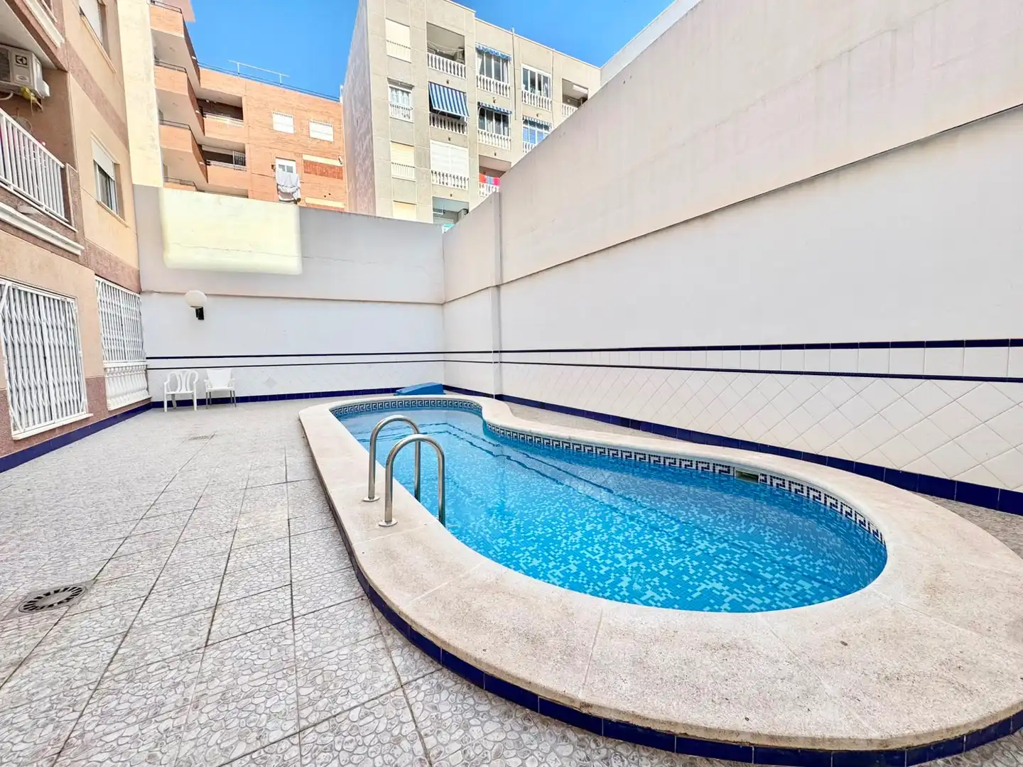 Piscina de Planta baja de alquiler en Torrevieja con Aire acondicionado, Piscina y Amueblado