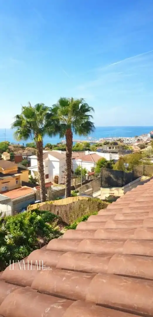 Vista exterior de Casa adosada en venda en Sitges amb Calefacció, Jardí privat i Parquet