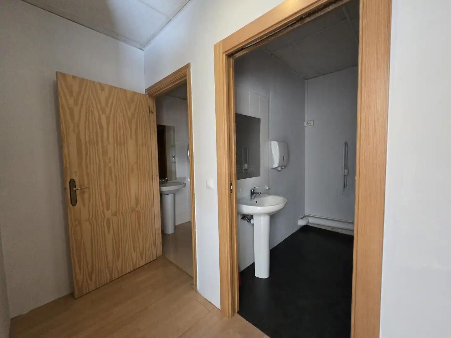 Bany de Oficina de lloguer en  Logroño amb Aire condicionat i Terrassa