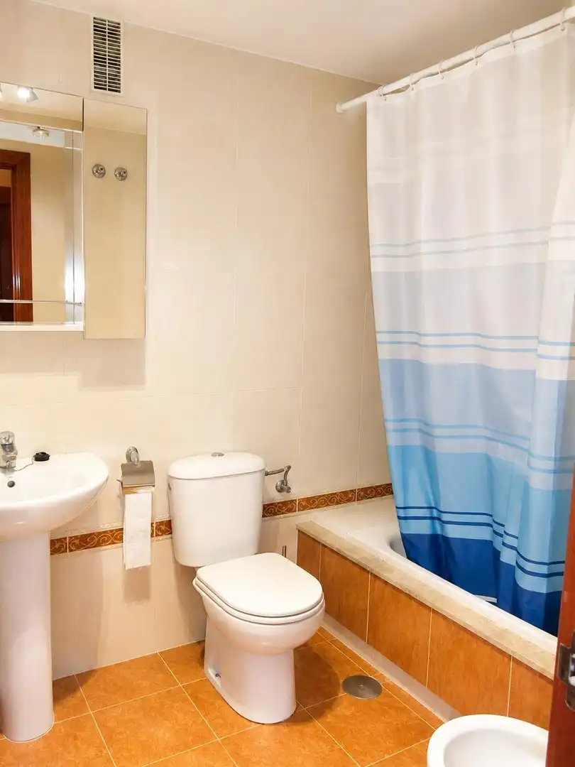 Badezimmer von Wohnung zur Miete in Málaga mit Privatgarten, Terrasse und Abstellraum