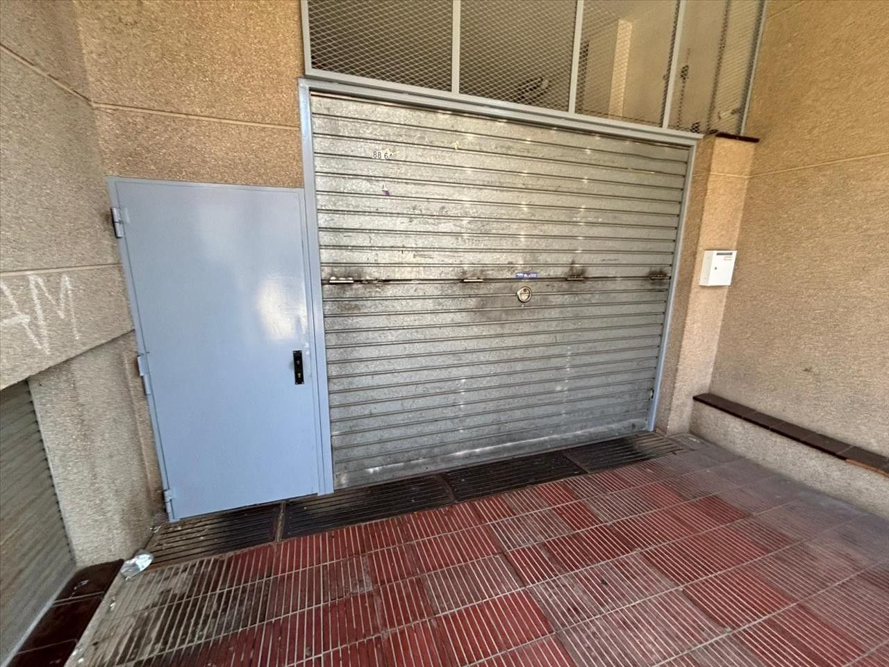 Vista exterior de Garatge en venda en Rubí