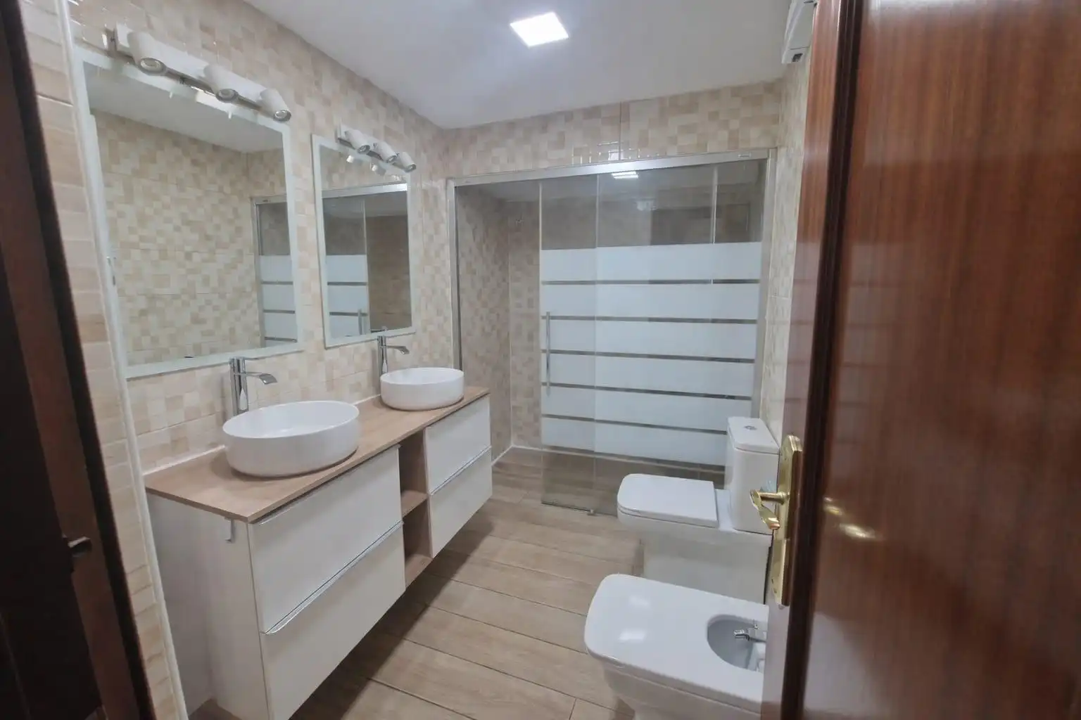 Baño de Piso en venta en Cartagena con Aire acondicionado, Terraza y Balcón