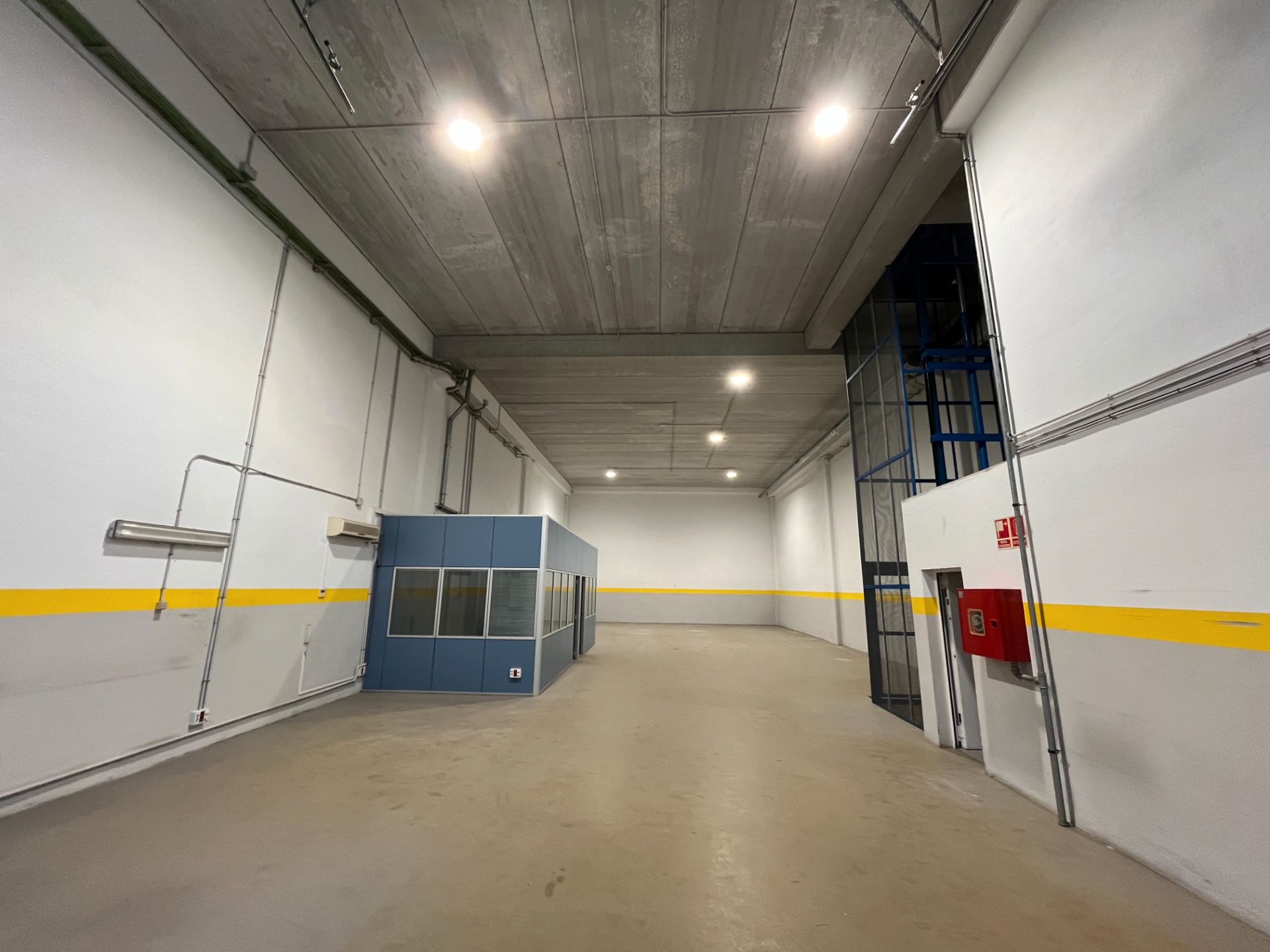 Nau industrial de lloguer a Carrer d'Eduard Maristany, Port