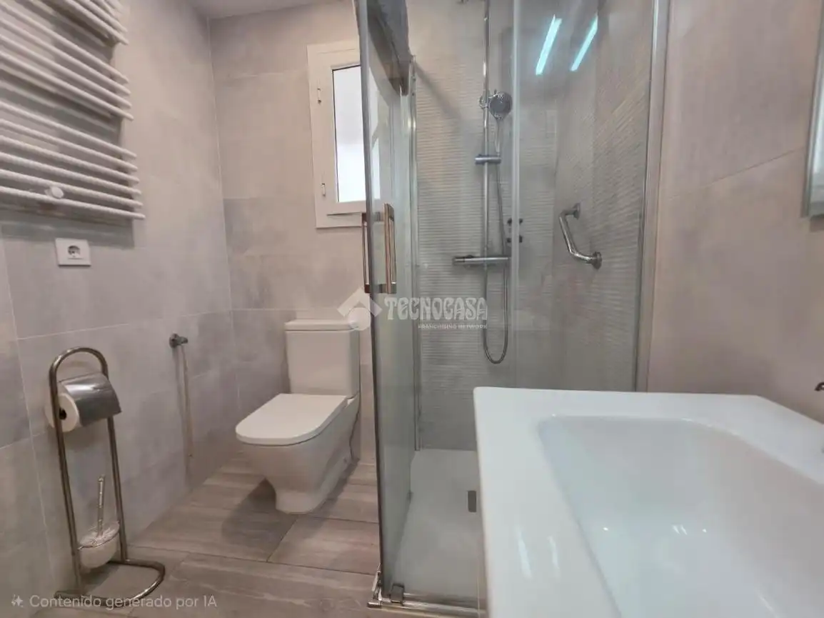 Baño de Piso en venta en Santa Coloma de Gramenet con Aire acondicionado, Calefacción y Parquet