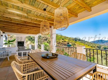 Casa rústica con piscina en venta en Cómpeta