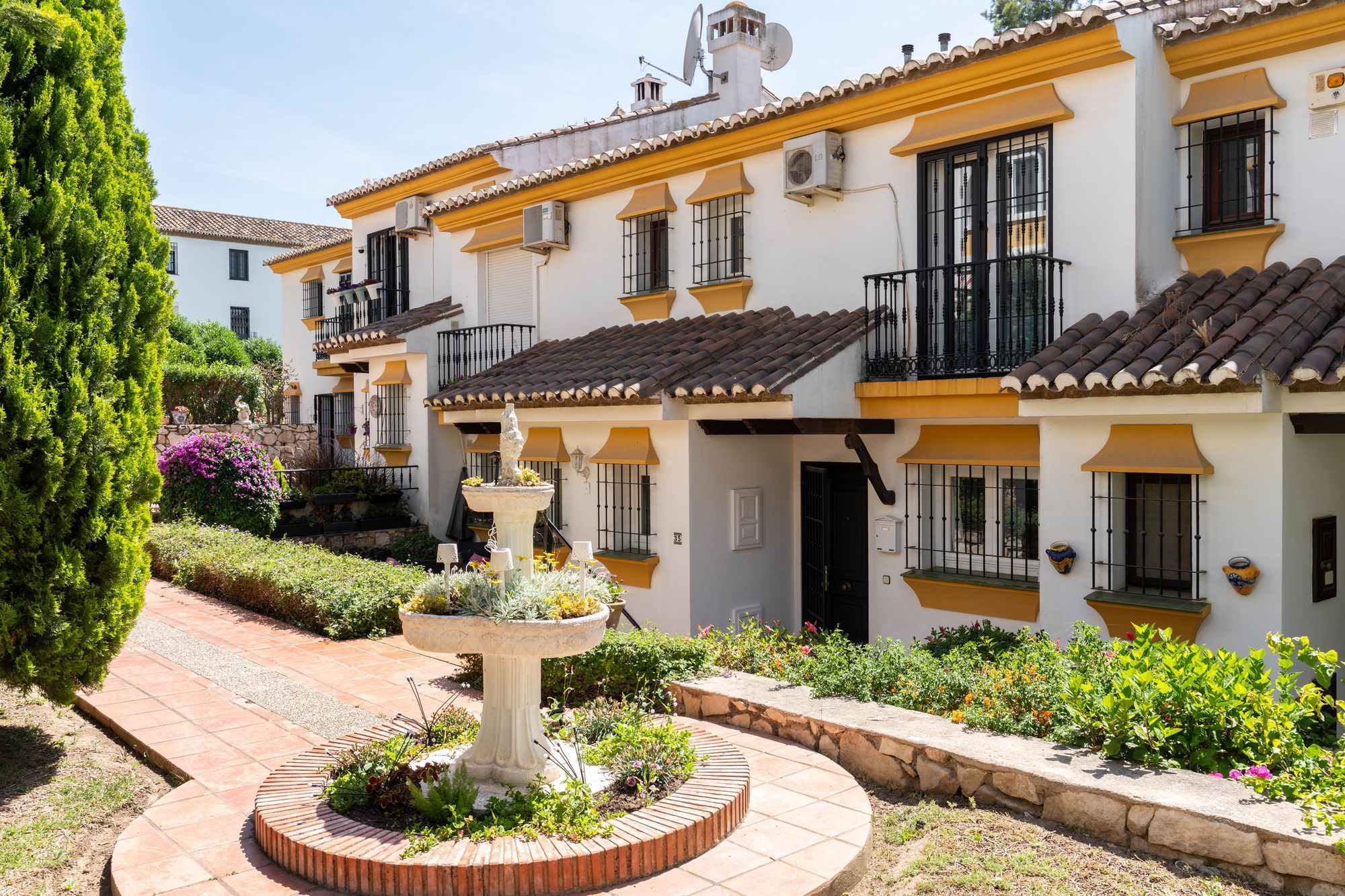 Vista exterior de Casa adosada en venta en Mijas con Terraza y Balcón