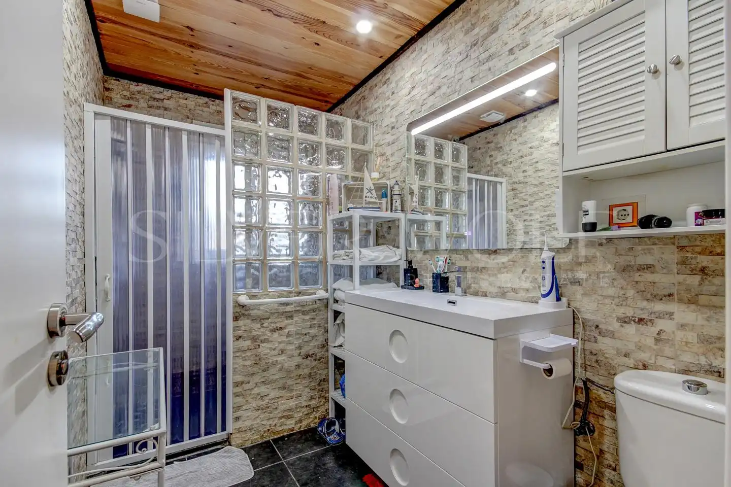 Badezimmer von Haus oder Chalet zum Verkauf in Sant Fost de Campsentelles mit Klimaanlage, Heizung und Privatgarten