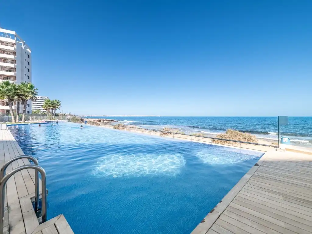 Apartament amb piscina en venda a Calle Tornado