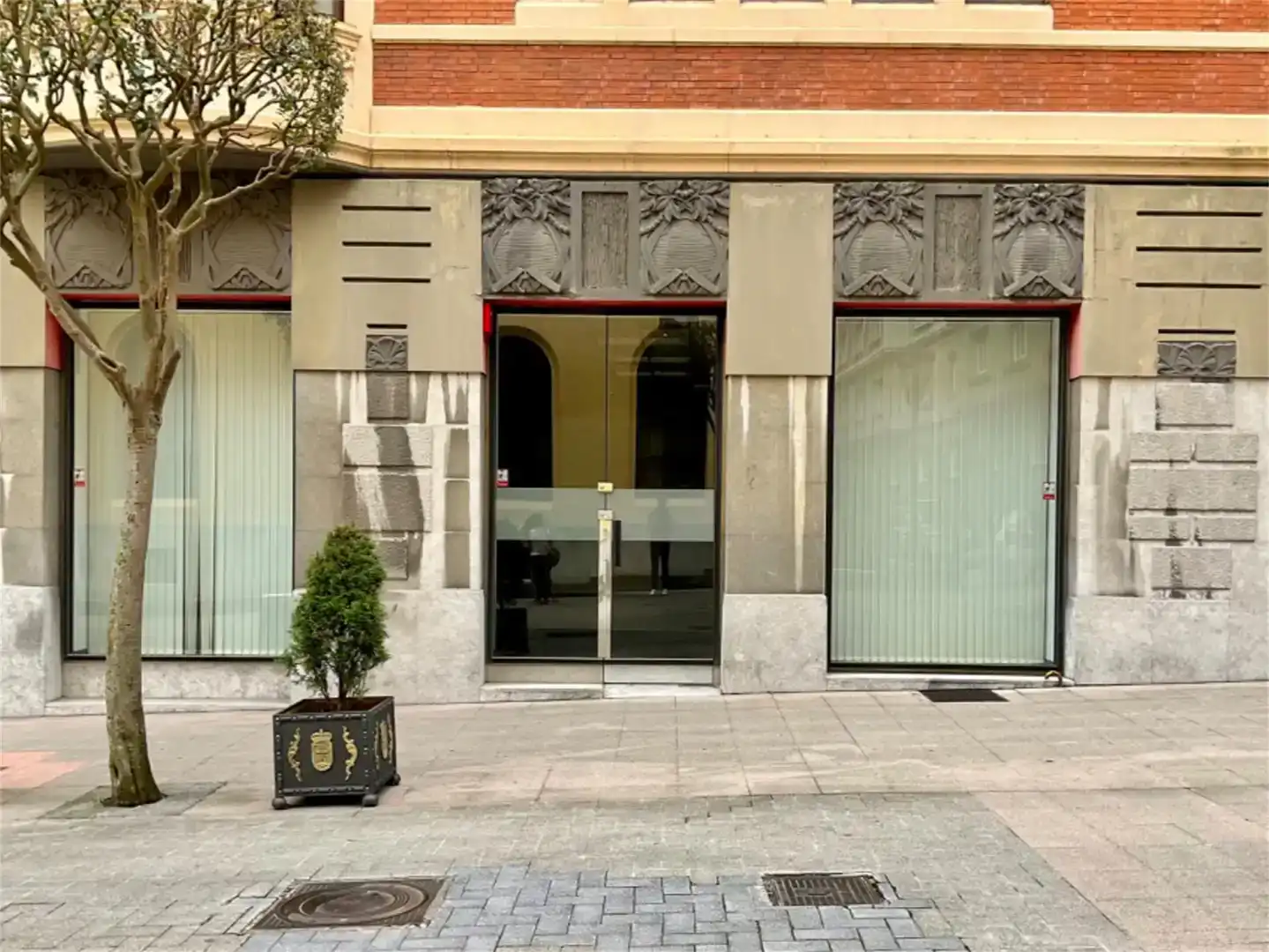 Vista exterior de Local de lloguer en Oviedo  amb Aire condicionat