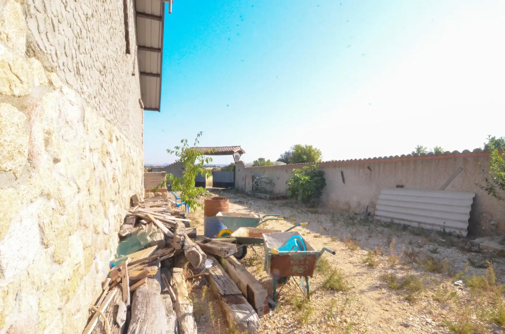 Garden of Industrial buildings for sale in Calvarrasa de Arriba