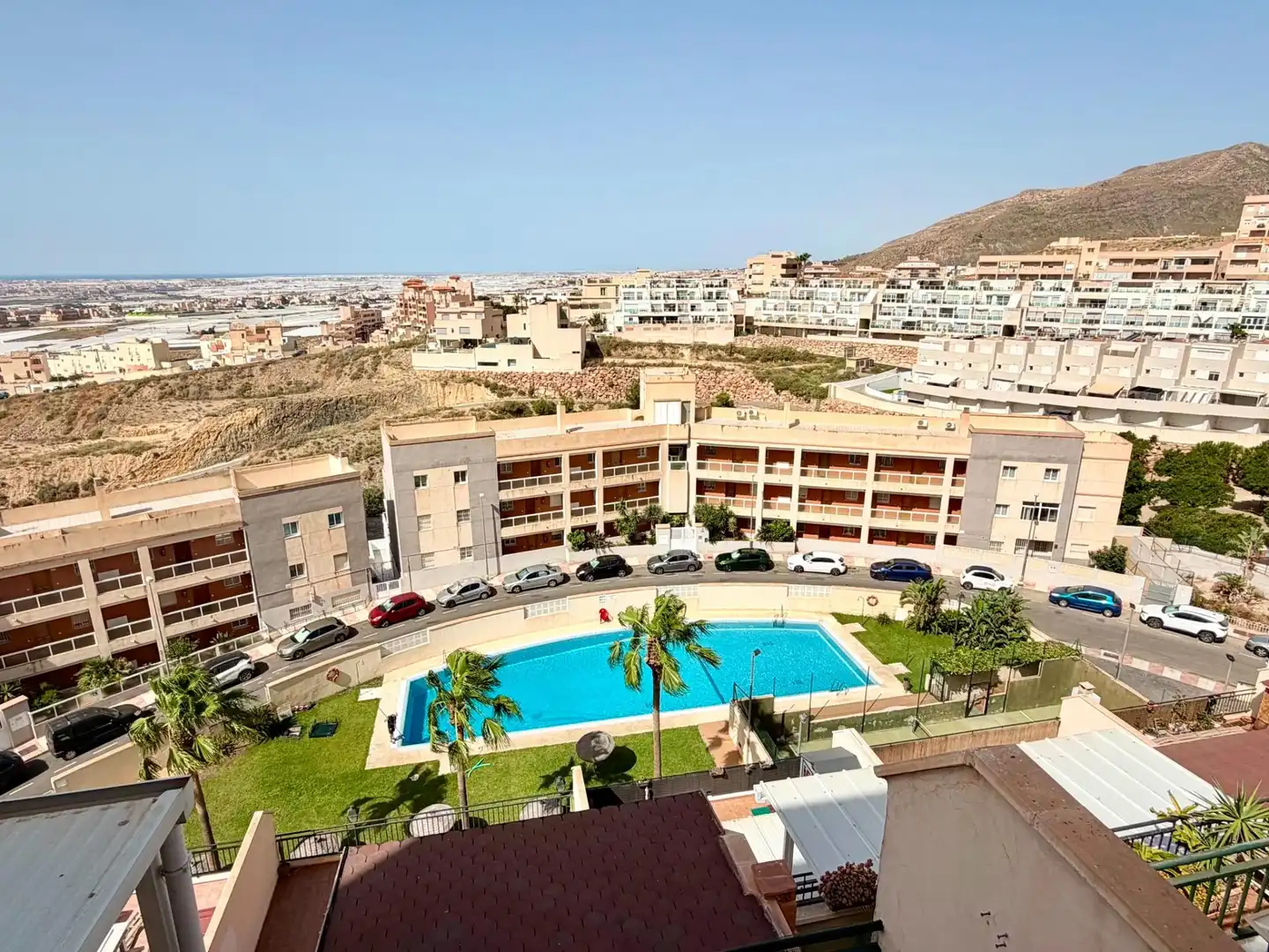 Vista exterior de Pis en venda en Roquetas de Mar amb Aire condicionat, Terrassa i Piscina comunitària