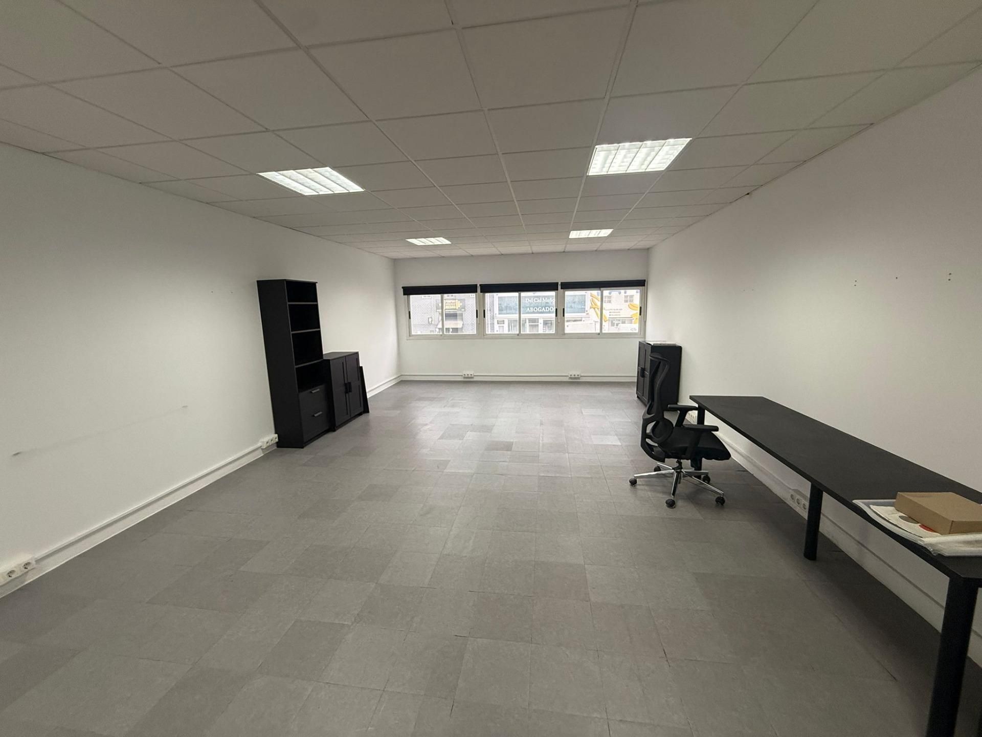 Office for rent in Calle Calle Decano Antonio Zedano, 5, El Pinillo