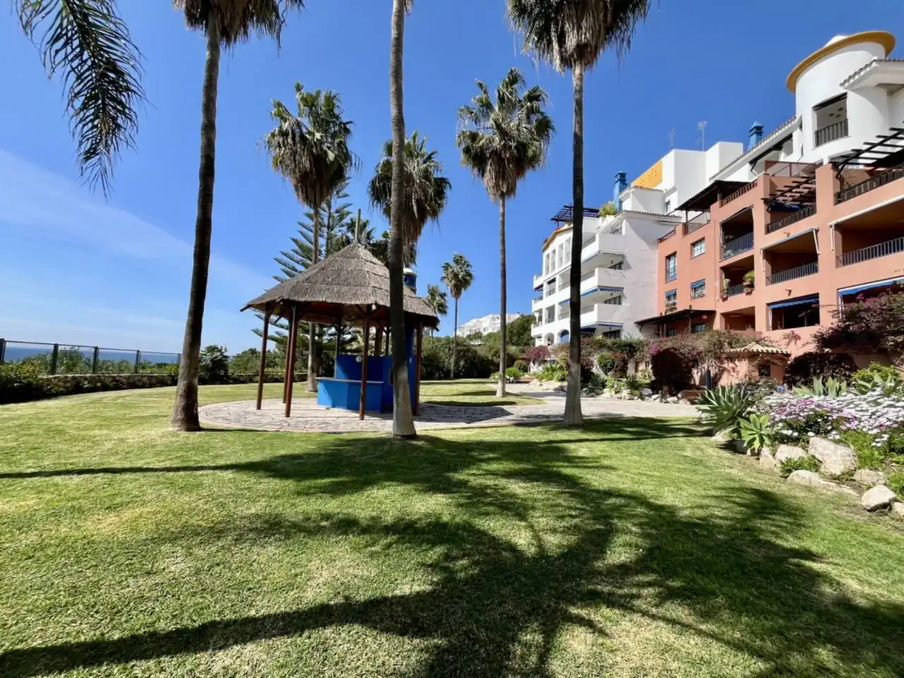 Außenansicht von Wohnungen zum Verkauf in Almuñécar mit Klimaanlage, Terrasse und Abstellraum