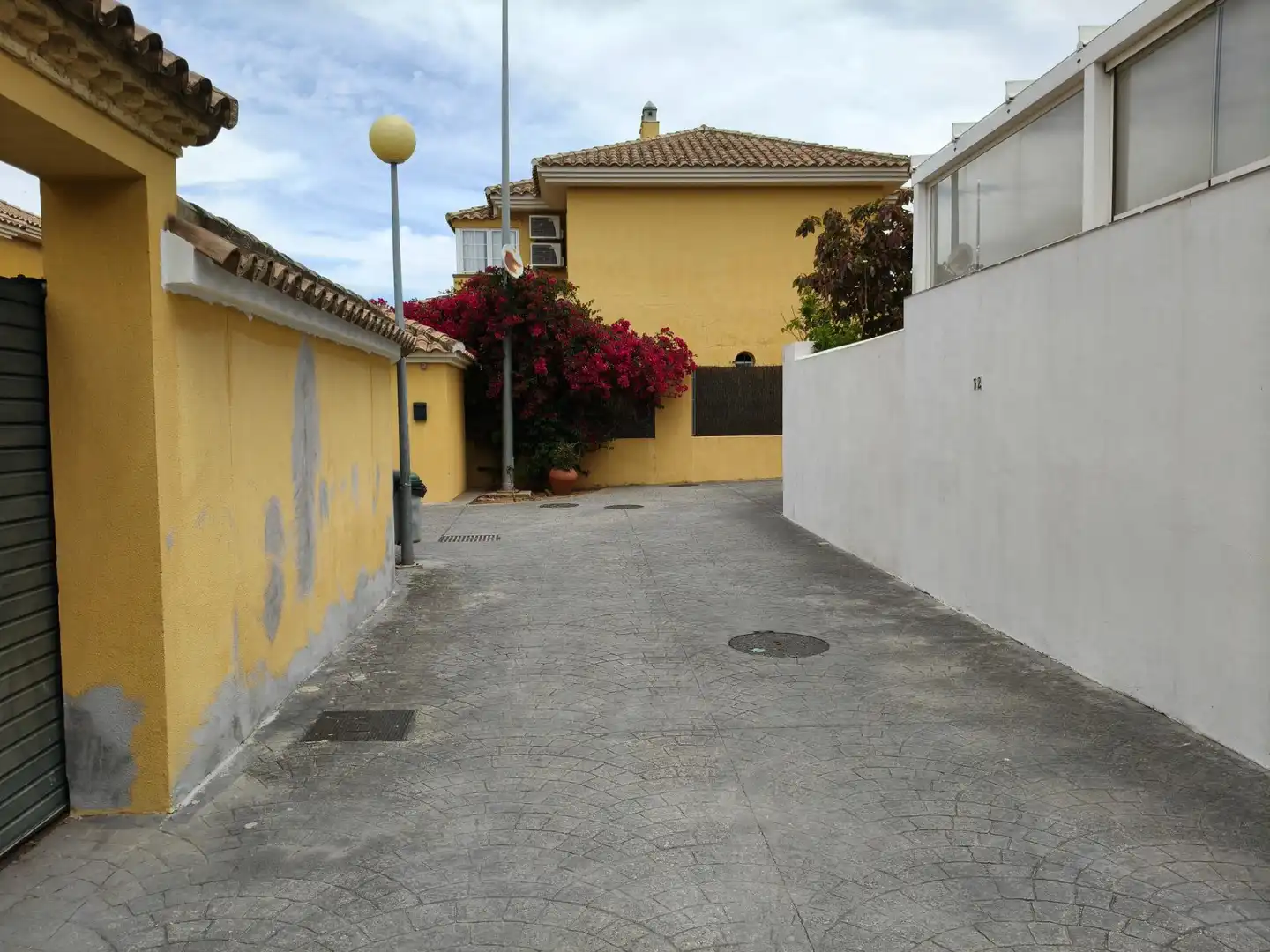Vista exterior de Casa adosada en venda en Puerto Real amb Aire condicionat, Calefacció i Jardí privat