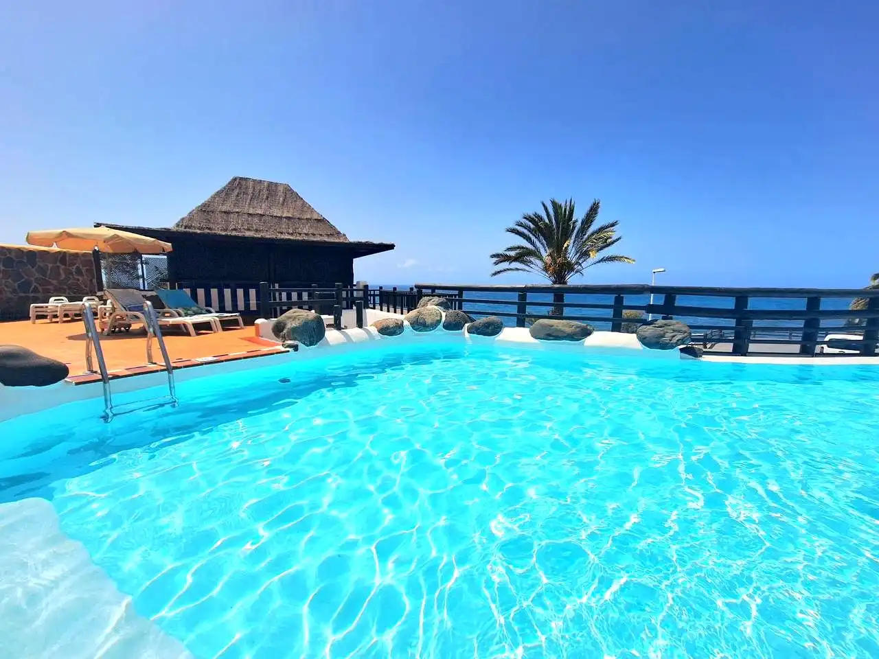 Schwimmbecken von Erdgeschoss zum Verkauf in San Bartolomé de Tirajana mit Klimaanlage, Terrasse und Möbliert