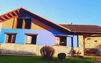 Vista exterior de Casa o xalet en venda en Villaviciosa amb Terrassa i Piscina