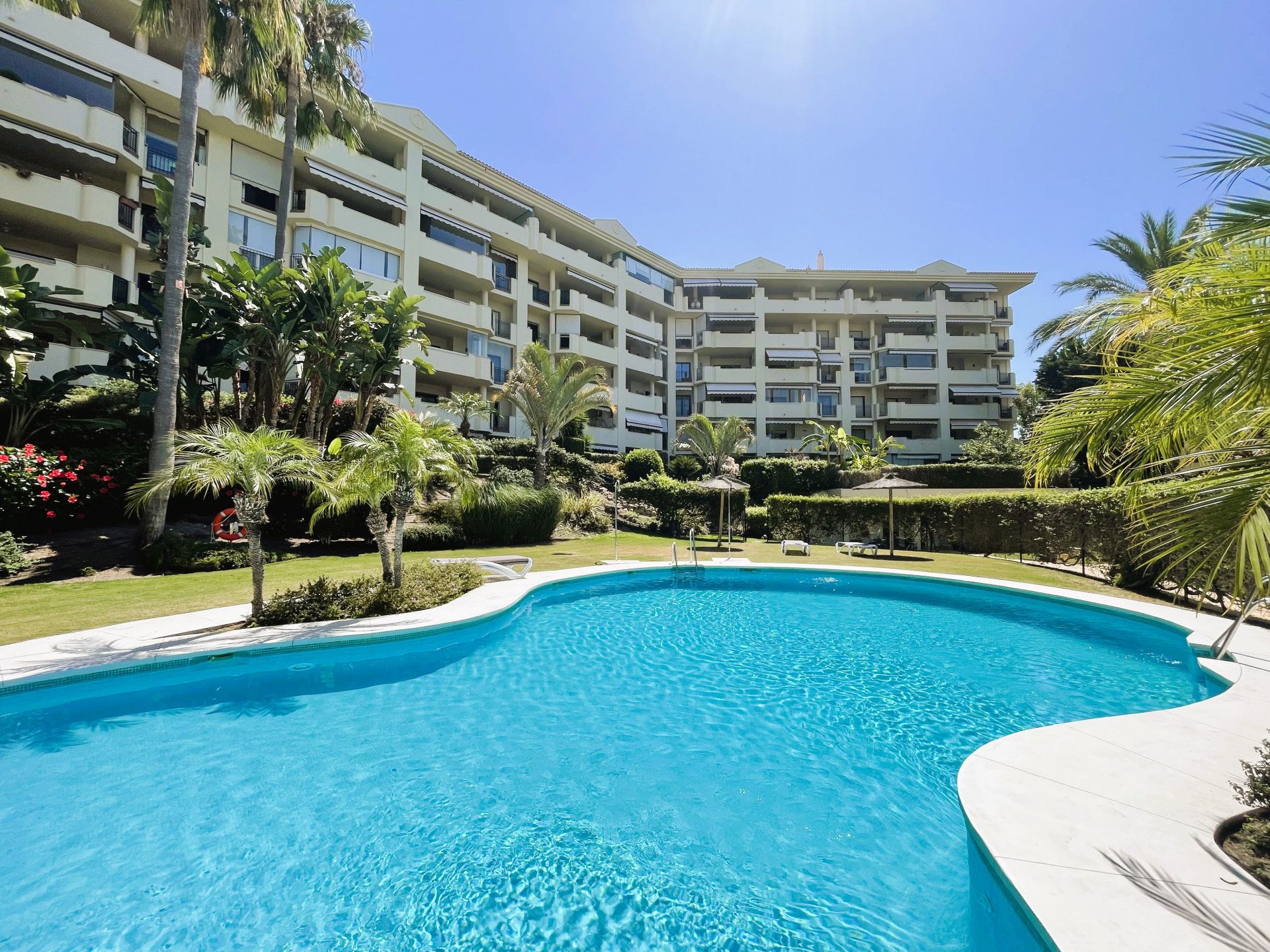 Vista exterior de Apartament en venda en Marbella amb Aire condicionat, Terrassa i Piscina