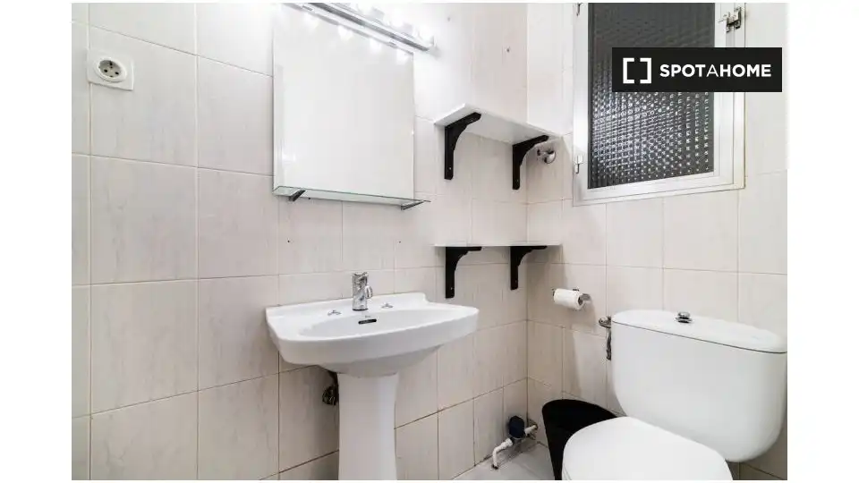 Bathroom of Flat for share in Madrid  with Air Conditioner, Heating and Furnished