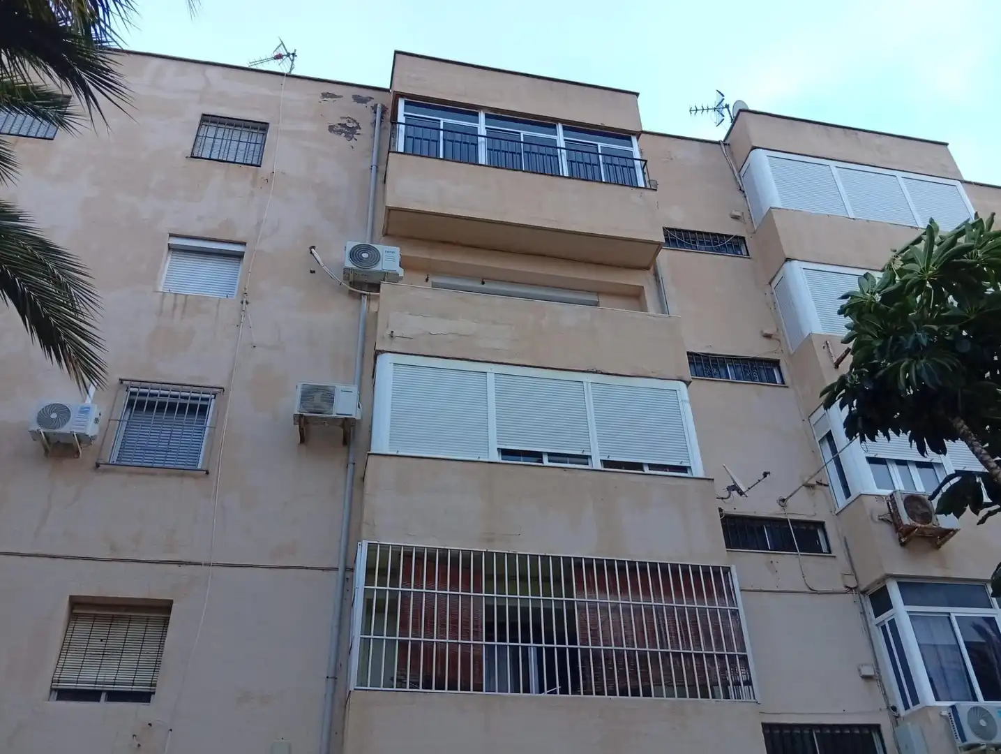 Außenansicht von Wohnung zum Verkauf in Almería mit Terrasse und Balkon