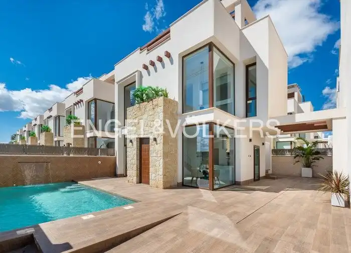 House with pool for sale in Los Montesinos