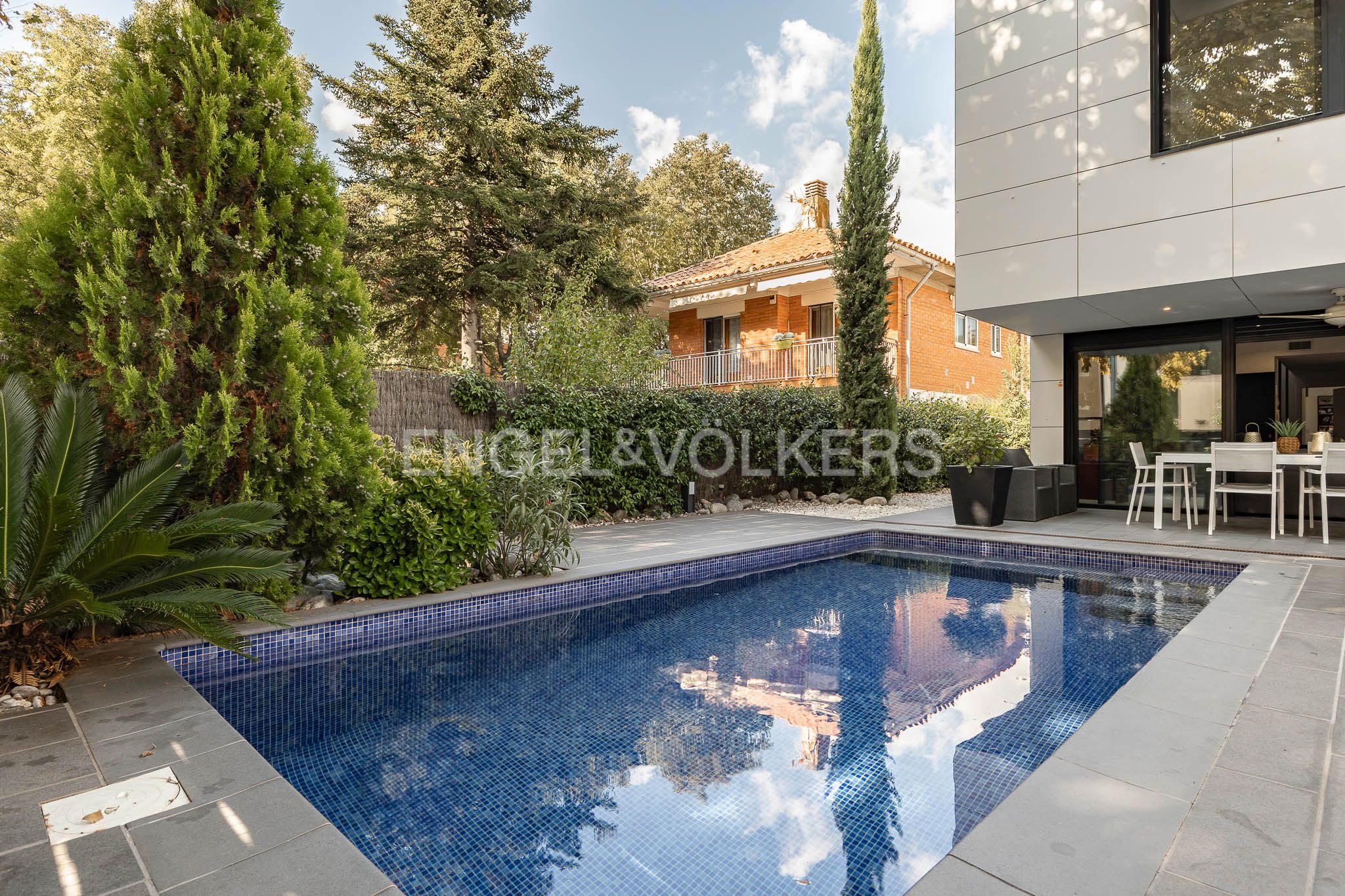 Piscina de Casa o xalet en venda en Sant Cugat del Vallès amb Aire condicionat, Calefacció i Jardí privat