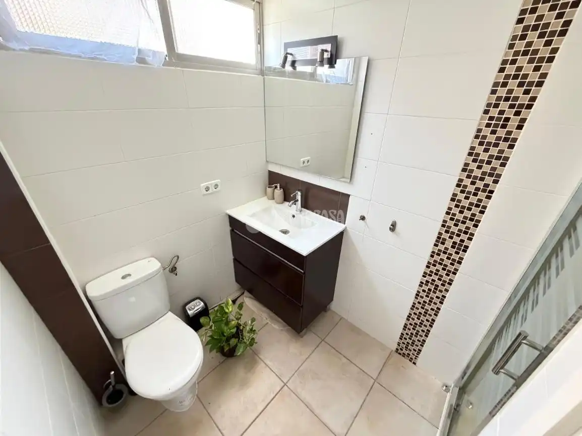Bathroom of Flat for sale in Madrid  with Air Conditioner and Heating