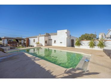 Landhaus mit Pool zum Verkauf in Cala Blanca