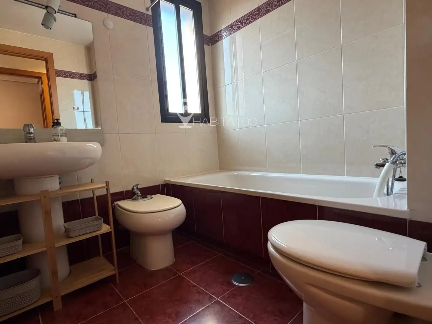Baño de Piso para compartir en Cuenca con Calefacción, Terraza y Amueblado