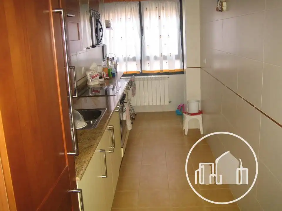 Cocina de Piso en venta en Villarcayo de Merindad de Castilla la Vieja con Calefacción, Trastero y Amueblado
