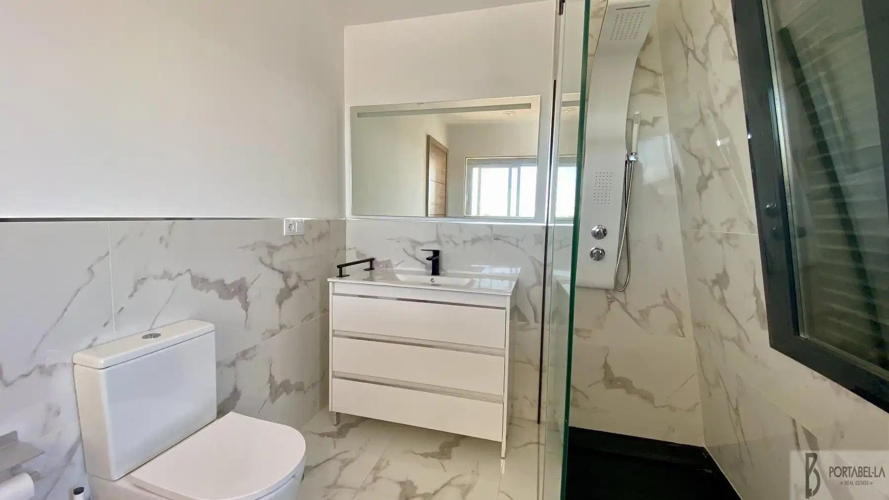 Bathroom of Houses for sale in Puerto Real  with Swimming Pool