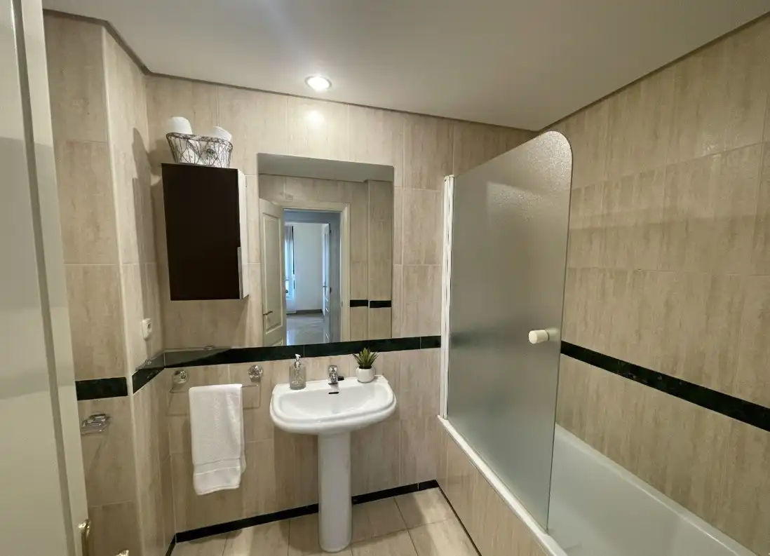Badezimmer von Wohnung zur Miete in Marbella mit Klimaanlage, Terrasse und Abstellraum