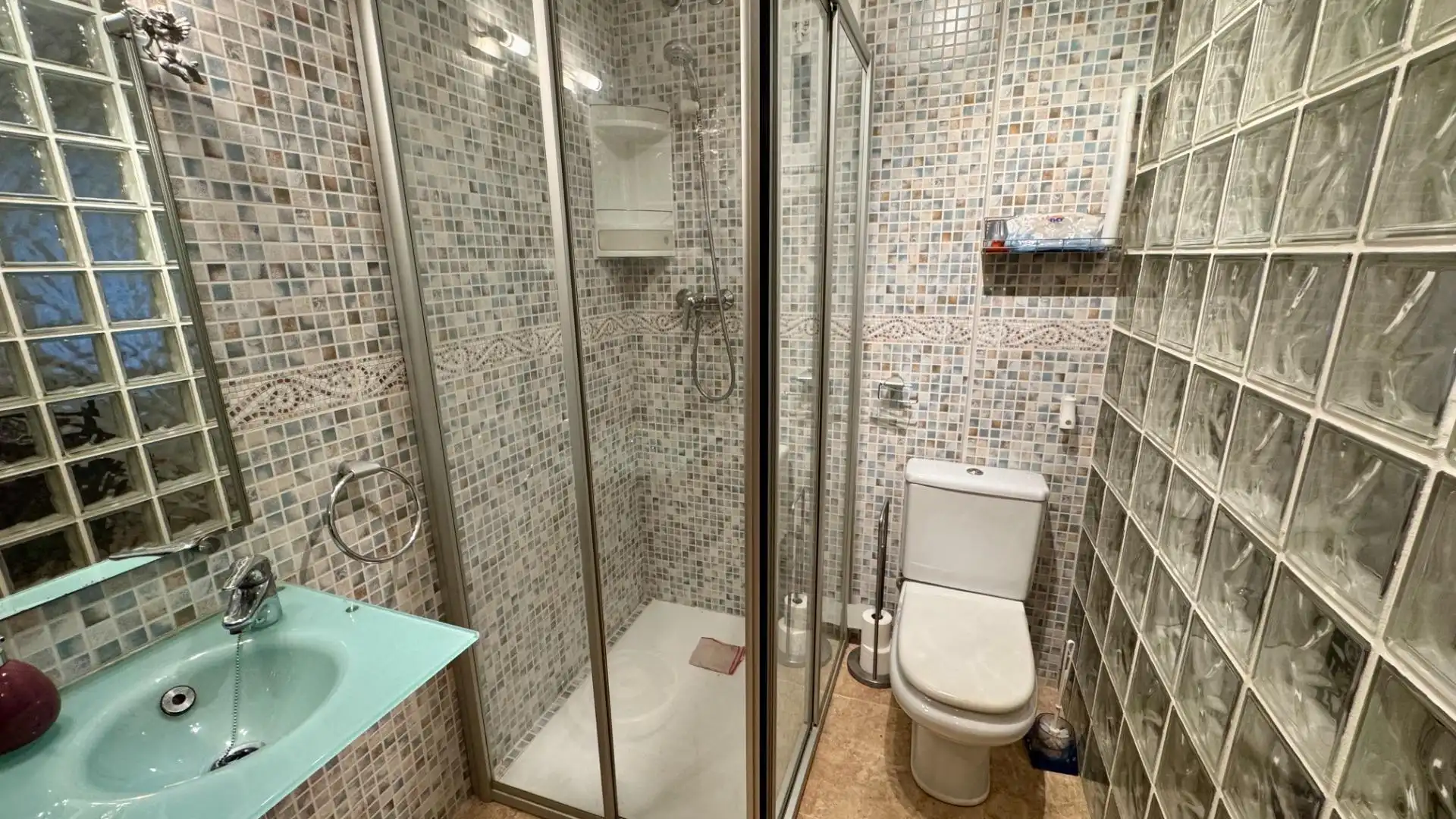 Bathroom of Ground floor for sale in Castell d'Aro, Platja d'Aro i s'Agaró  with Air Conditioner, Private garden and Storage room