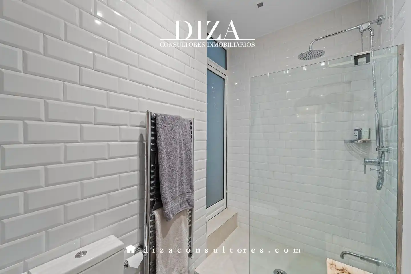 Bathroom of Ground floor for sale in Madrid  with Air Conditioner, Heating and Parquet flooring