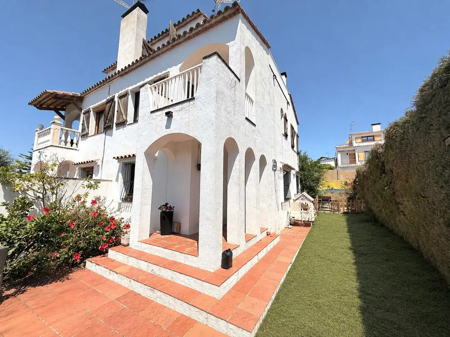 Außenansicht von Einfamilien-Reihenhaus zum Verkauf in Calafell mit Privatgarten, Terrasse und Abstellraum